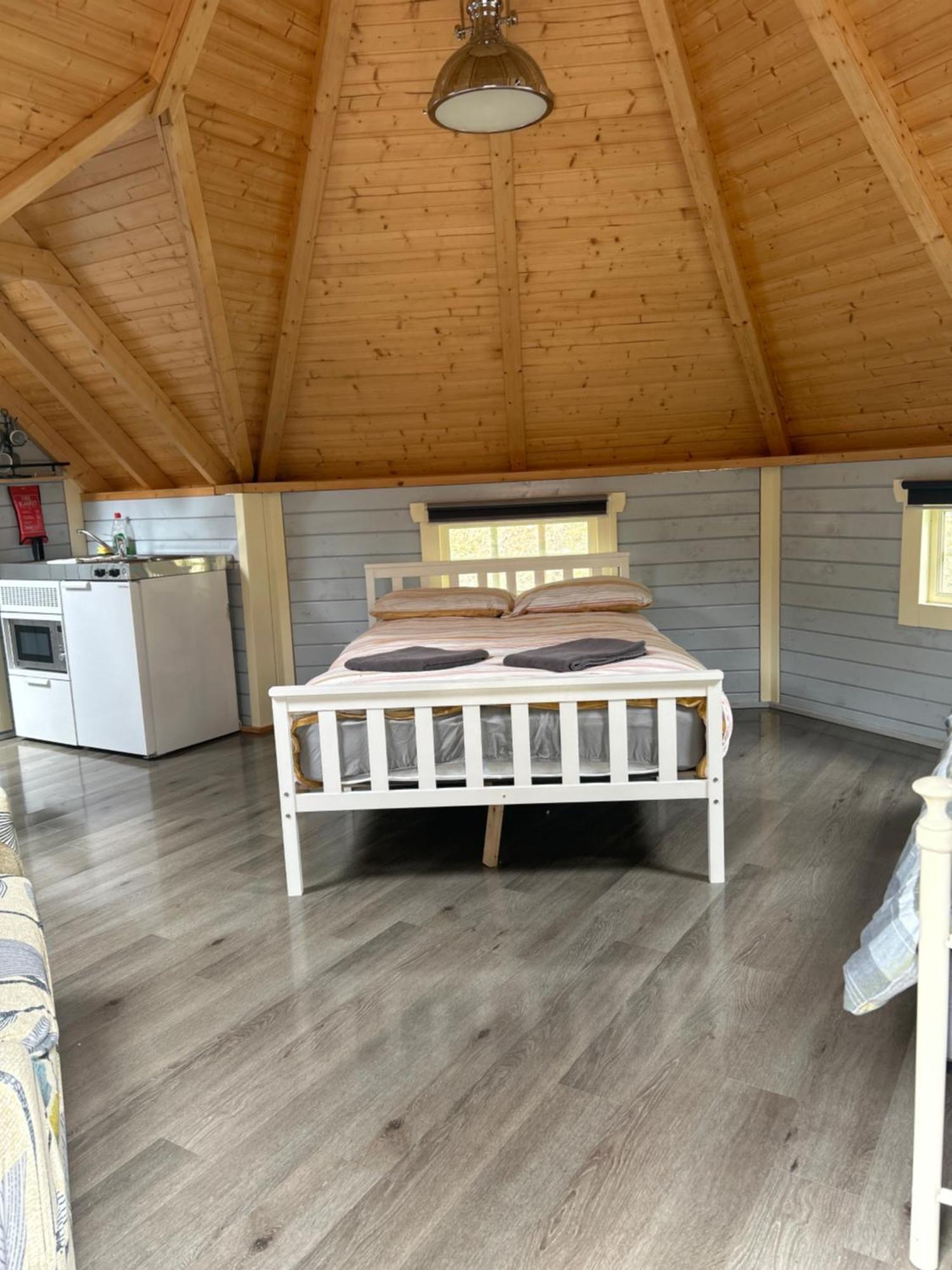 1Lochness Glam Lodges Inverness Buitenkant foto